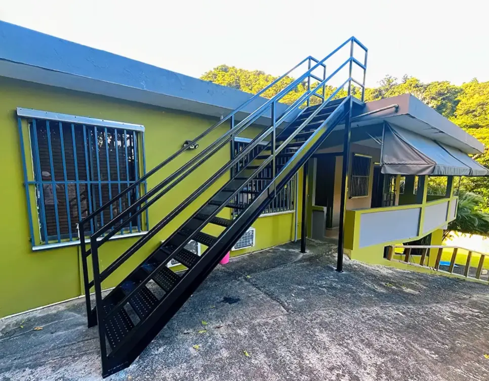 Escalera en Metal negra